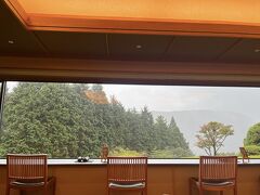 いきなりですが到着してロビーラウンジの写真です＾＾
チェックイン手続きはこちらで行います。

窓が大きくてとても開放的で明るいロビーです。
写真は撮っていませんでしたが、窓際まで行けば下の方に芦ノ湖が見えます

台風１０号が接近しつつあったので天気はとても不安定な日でした。
霧がかった風景です