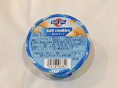 続いてブルーシールの塩ちんすこう。
こちらはホテルのフロントで購入できました。

ブルーシールって沖縄以外でも食べれるようですが、
沖縄にいる時じゃないと食べない気がする謎。

たくさん食べた後だったのでさっぱり美味しかったです。

この後は湯舟に浸かり、普段はあまり見ないテレビをみたり、明日の計画を立てたりのんびり…


1日目終了です。

翌日は7時頃起床。朝ごはんへ歩きます。


夜の町感あふれるエリアにはいり、
ホテルプレシア那覇というホテルへたどり着きます。
きっと元ラブホ。

