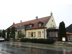 【８日目　2024/07/12（金）】曇→晴
08：30　サーレマー島クレッサーレの「Arensburg Boutique Hotel & Spa」をチェックアウトします。
バスには乗らず、300ｍほど歩いて、