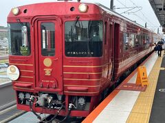 ホームに出るとすでに伊予灘ものがたりの列車は待機。折り返しで清掃中。