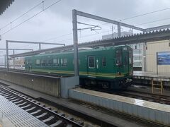 最近大雨ですぐに止めるJR。
予約していた特急が和田山には来ないで福知山発に変更されていた。
福知山まで普通で行くことになった。