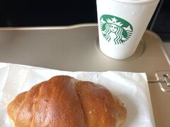 東京駅構内で購入してきた【スタバ】のアイスアメリカーノと、
トリュフベーカリー【TRUFFLE mini（トリュフ ミニ）】JR東京の
塩パン。 

