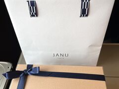 何度か載せている高級ホテル『ジャヌ東京』で購入した
スイーツの写真。

〇 シトラスパウンドケーキ　2,800円