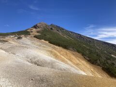 森林限界を超え、赤岩の頭の分岐にきました。
完全に雲の上。
空が青い　八ヶ岳ブルー