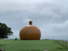 淡路島特産の玉ねぎのオブジェがあります。