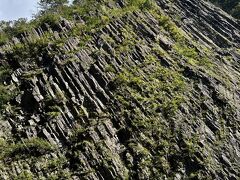 柱状節理(ちゅうじょうせつり)

マグマが冷えて固まる際、収縮して四～六角形の柱状の岩になったものです