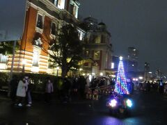 大阪市中央公会堂の前に人だかり。