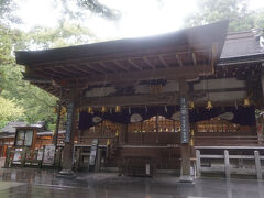 拝殿は、明治１２年に新築されました。平成の修造で檜皮葺きから、銅板葺きに葺き替えられました。正面に掲げられた神額は、三條實美公揮毫であります。