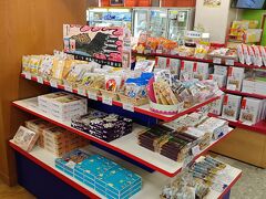 前回同様、長崎発・羽田着のANA特典航空券の枠がなかったので、帰路は福岡空港からのチケットを取った。
前回は西九州新幹線で佐賀まで行ったが、今回は高速バス九州号を利用して博多に向かう事にした。
予約は昨日。二人並びの席は1つだけと結構人気のバスのようだ。
県営バス高速バス乗り場の上階が物産展になっている。
市電一日券を見せると(現金払いのみだが)5％の割引がある。
生姜味のお菓子が好きな方には写真中央のラッキーチェリー豆がお薦め。