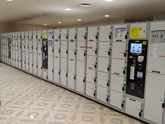 博多バスターミナルに到着。
博多駅まで歩いてコインロッカーに大物の荷物を預け、身軽になって博多プチ観光に出発。