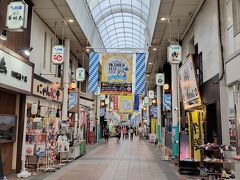 櫛田神社でお参りを済ませ、川端通商店街へ。
立派なアーケードを備え、活気のある商店街だ。