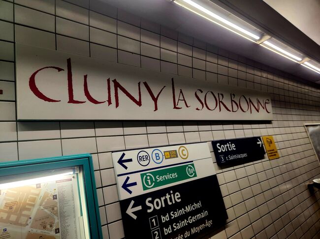 15:25　メトロ10号線『クリニュー・ラ・ソルボンヌ駅』から『サンジェルマン・デ・プレ教会』へ向かう為、1駅戻ります。