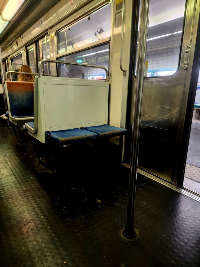 ドア付近には折り畳み式の椅子があります。