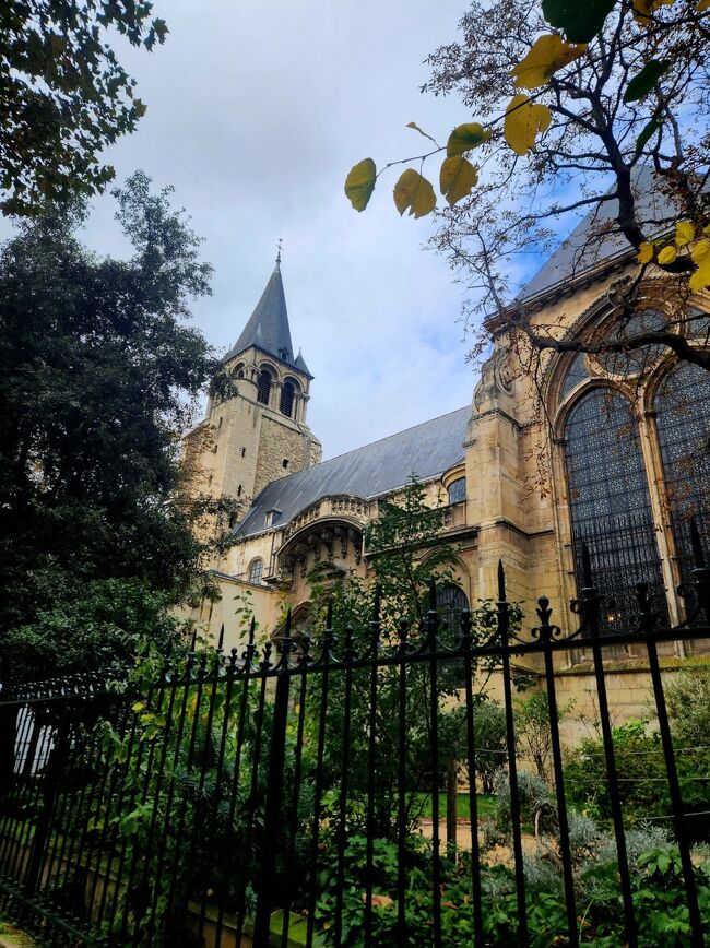 『サンジェルマン・デ・プレ教会』が見えて来ました。見覚えのある街並みです。