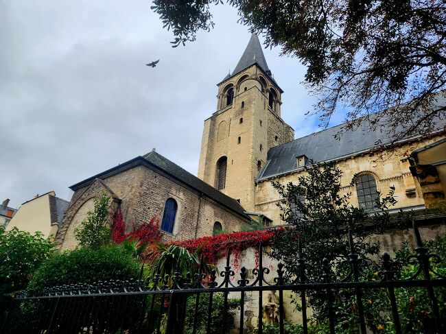 教会の前ではシニアのムッシュー集団がノリのいい曲を奏でて人集りが出来ていました。