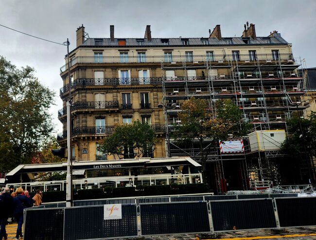 『CAFÉ レ・ドゥ・マゴ』前が工事中でした。