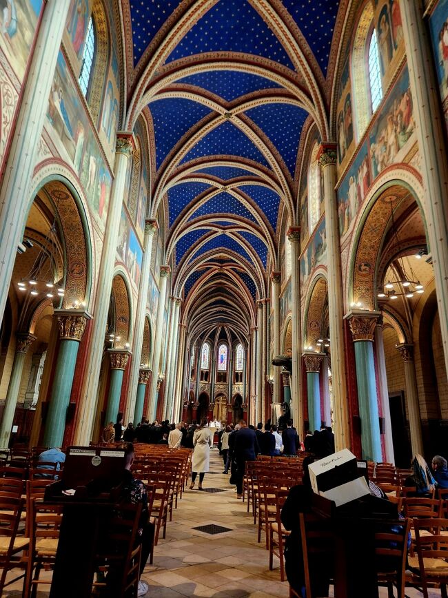 前の方ではミサではないのですが式典を催していました。修復したらしく以前来た時よりも明るくなった感じです。