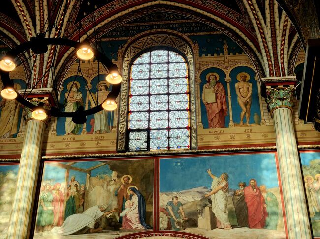 フレスコ画も鮮やかです。旧約・新約聖書の数場面が描かれているそうです。