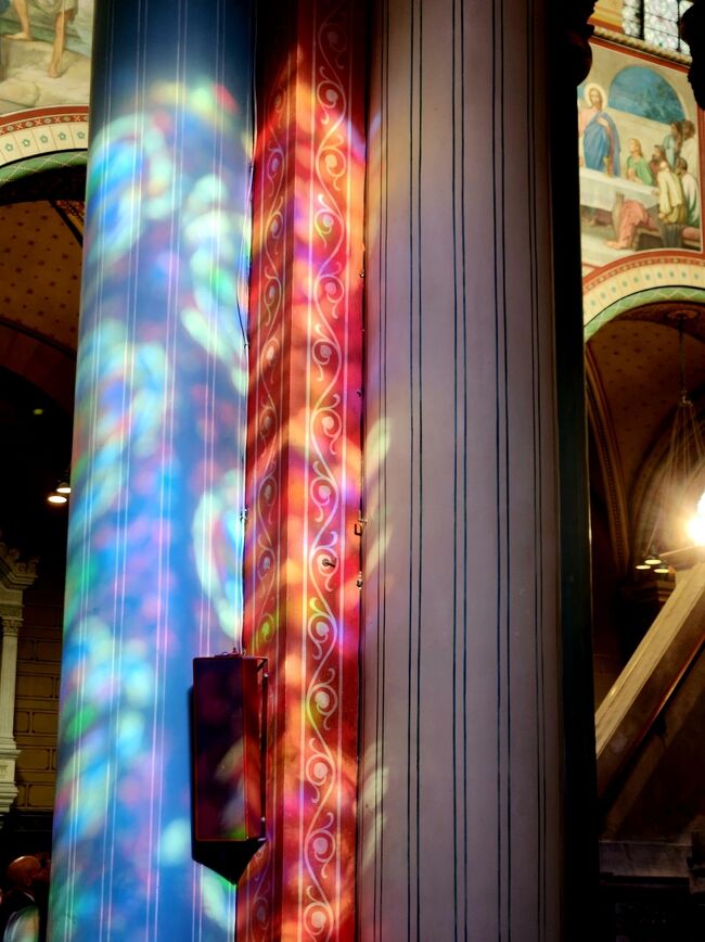 ステンドグラスから射す光があまりに素敵過ぎてパチリ！