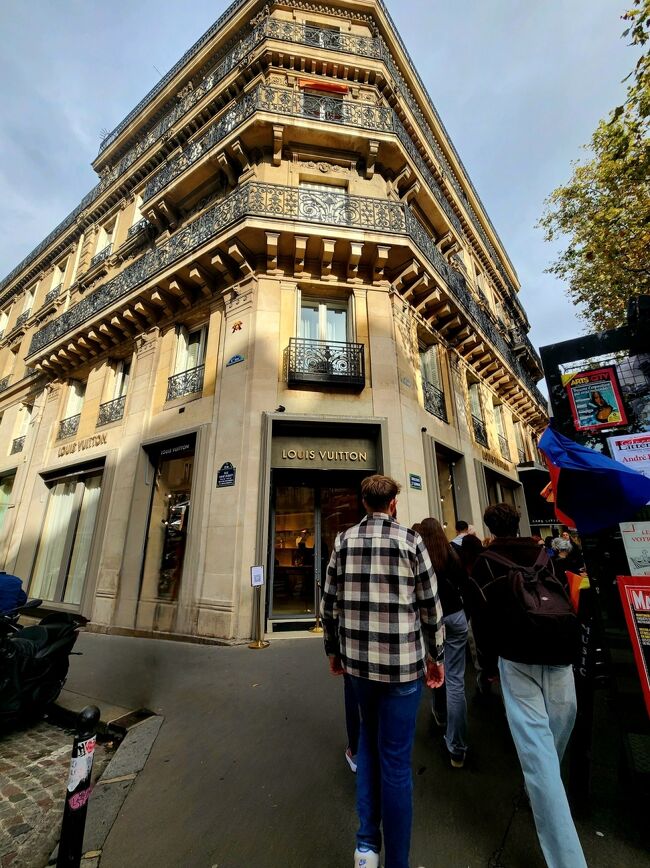 『ルイ・ヴィトン』の前を通過します。入ると購買欲が・・・。(笑)
