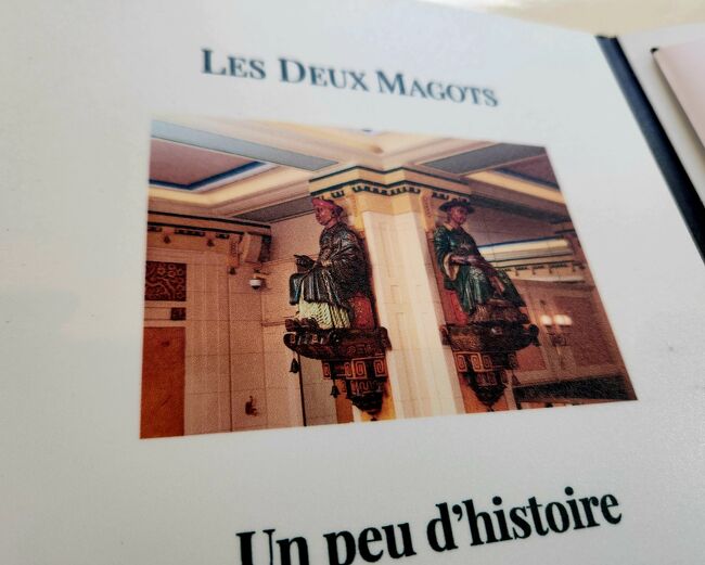 《ボーヴォワール》《サルトル》《ヘミングウェイ》《カミュ》《ピカソ》も常連だったそうです。元の絹織物店にあった2つの中国人形（フランス語でレ・ドゥ・マゴ）が店名の由来となって今もその人形は写真のようにカフェの中にあります。