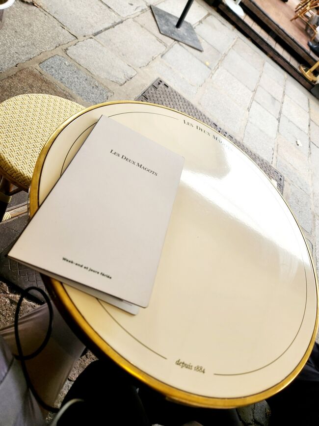 テーブルは、こじんまりとして隣の席との密着度が凄く高いです。