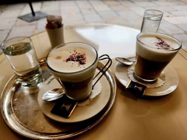 16:09　カフェカプチー9€（1,463円）のオーダーしました。