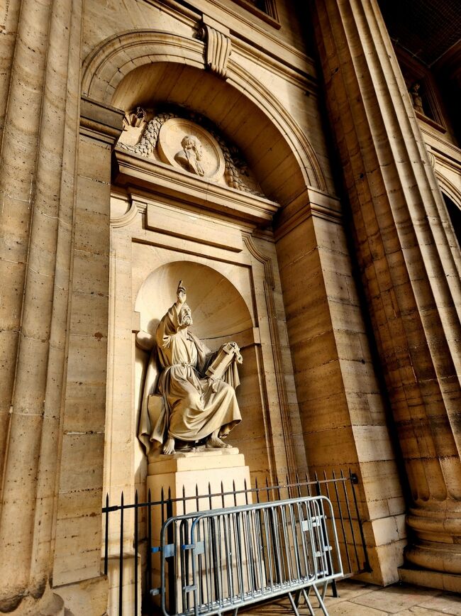 【聖ペテロ像】が正面で出迎えてくれました。