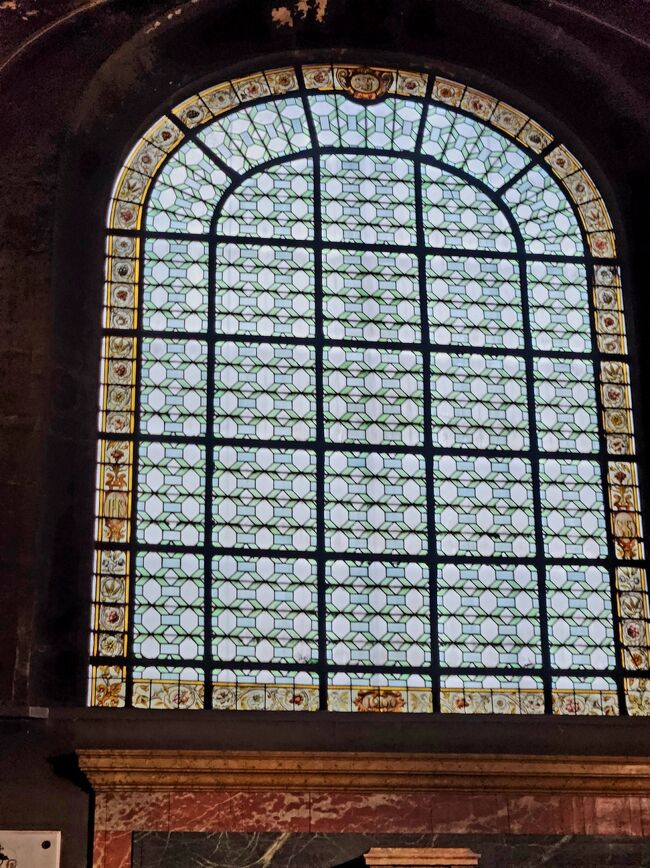 シンプルなステンドグラスの美しい教会です。