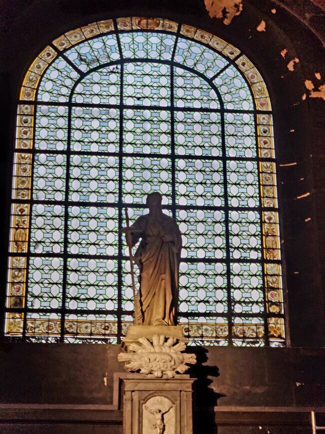 ステンドグラスが神々しさを更に際立たせています。