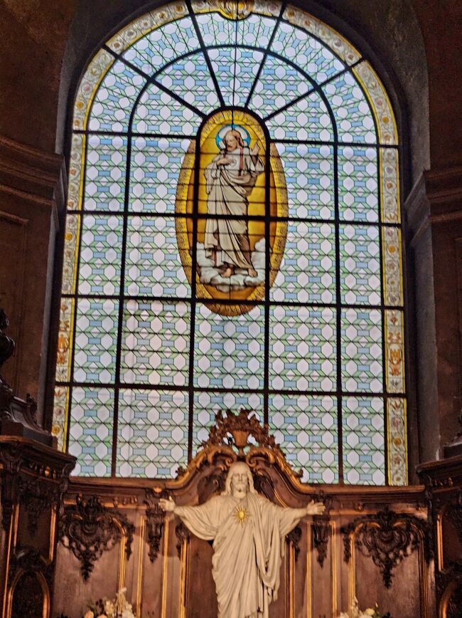 中央に聖人がいるステンドグラスもあります。