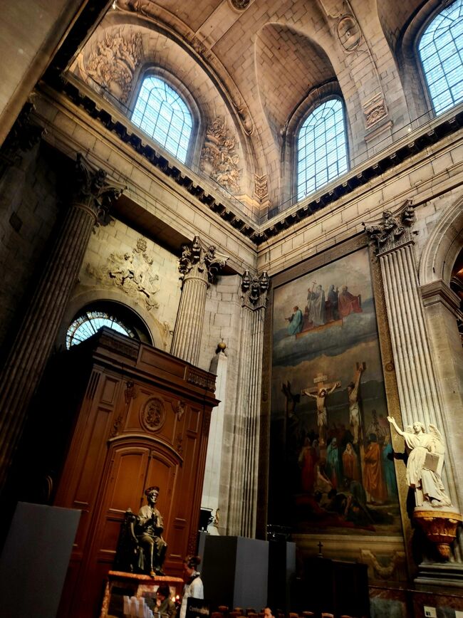 ペテロ像の右の足先だけが光っているのはバチカン市国の『サン・ピエトロ大聖堂』と同じで訪れた方々が御利益を願って触っているからでしょうね。ペテロ像に気を取られて【オベリスク】を見逃していました。(笑)