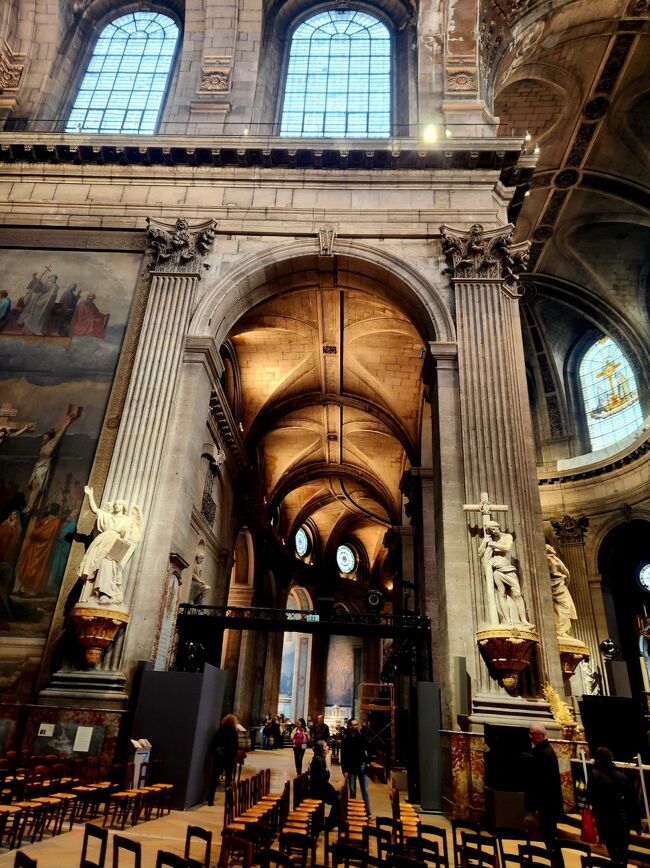 主祭壇の左手の柱に掲げられたキリスト像と右手の柱で片手を挙げているのは洗礼者聖ヨハネの像だそうです。