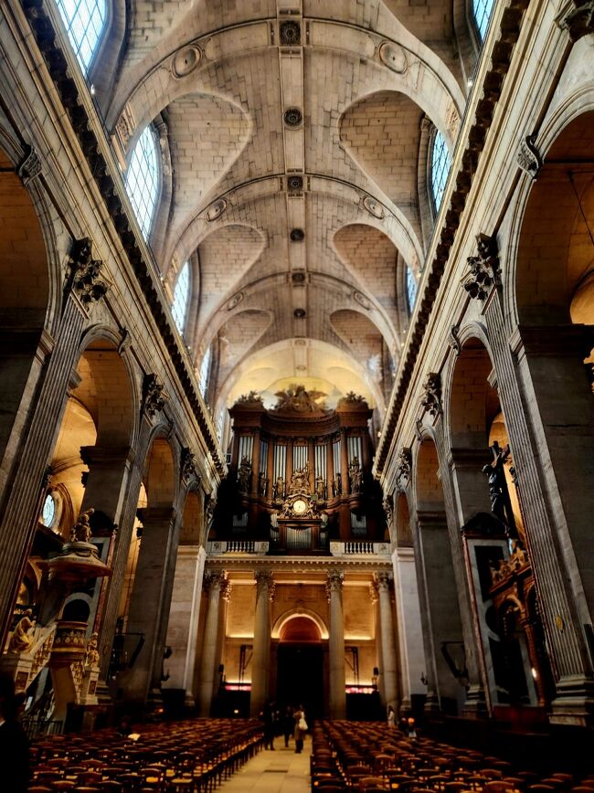 パイプオルガンが想像以上に大きくて建物の一部として溶け込んでいて驚きました。