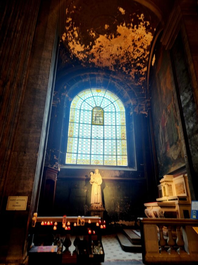 両側には礼拝堂が並んでいて聖人が祀られています。