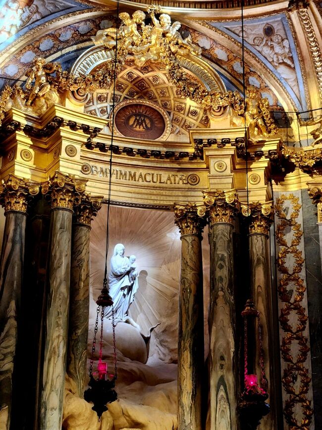 正面の奥にあるマリア像は光を放っているような神々しさで立ち止まらずにはいられない美しさでした。