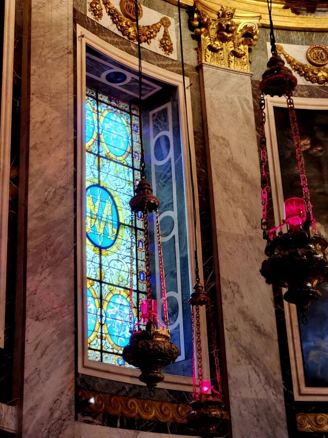 ステンドグラスをズームしてパチリ！