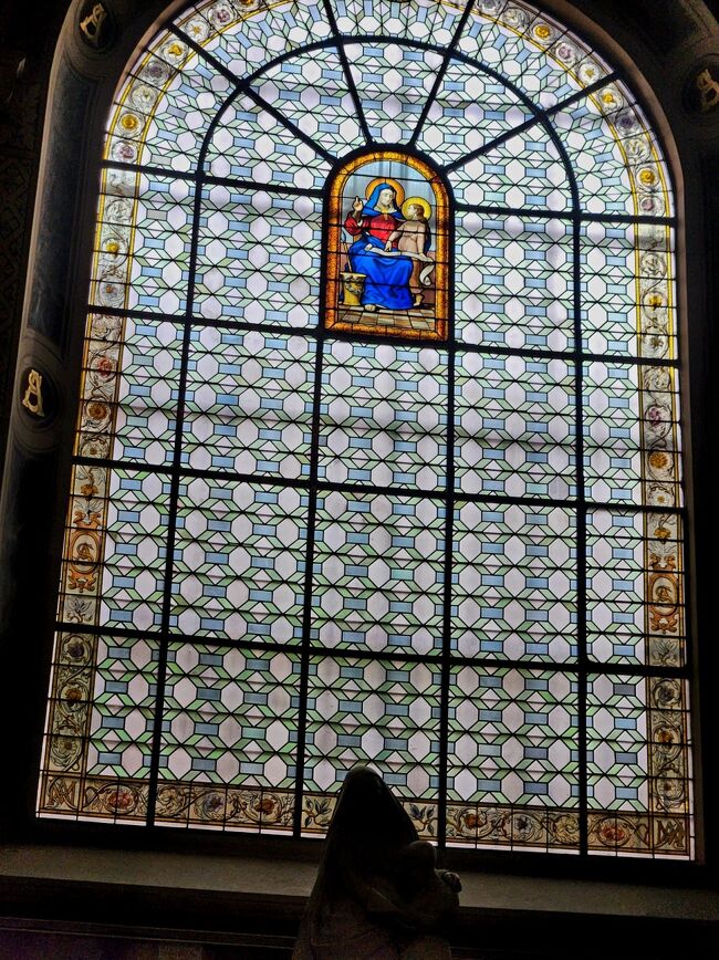 サンタンヌ礼拝堂のステンドグラスです。