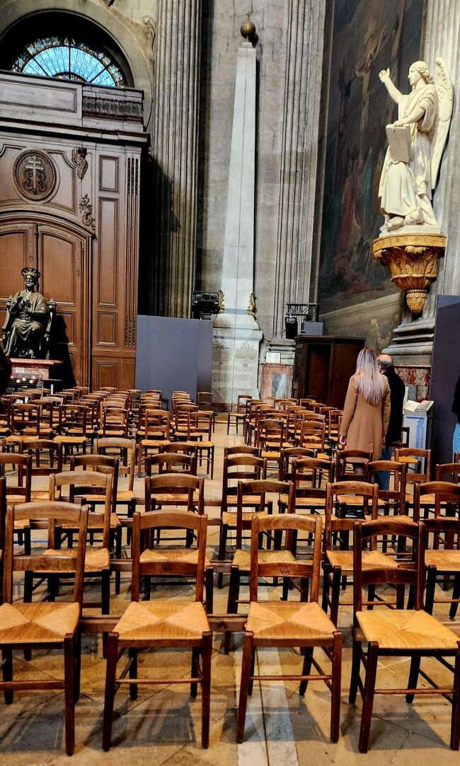 なかなか【オベリスク】から延びる【ローズライン】が発見出来なかった理由は写真のように並べられたイスに隠れていたからです。(笑)