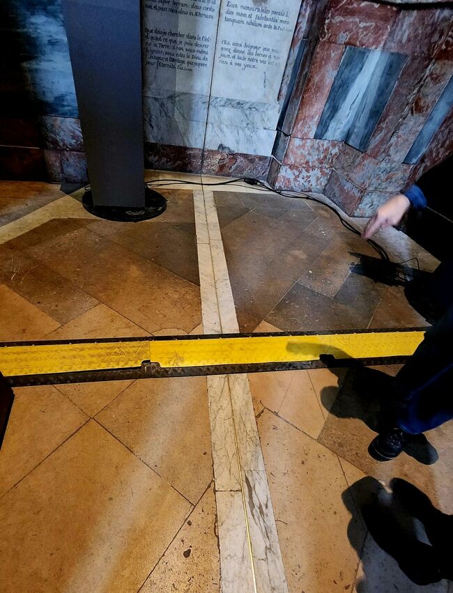 【ローズ・ライン】=日時計の前の床に刻まれている子午線の事です。普通に【ローズライン】と言っていますが映画の中だけの話ですよね。ついつい忘れてしまいそうですね。(笑)