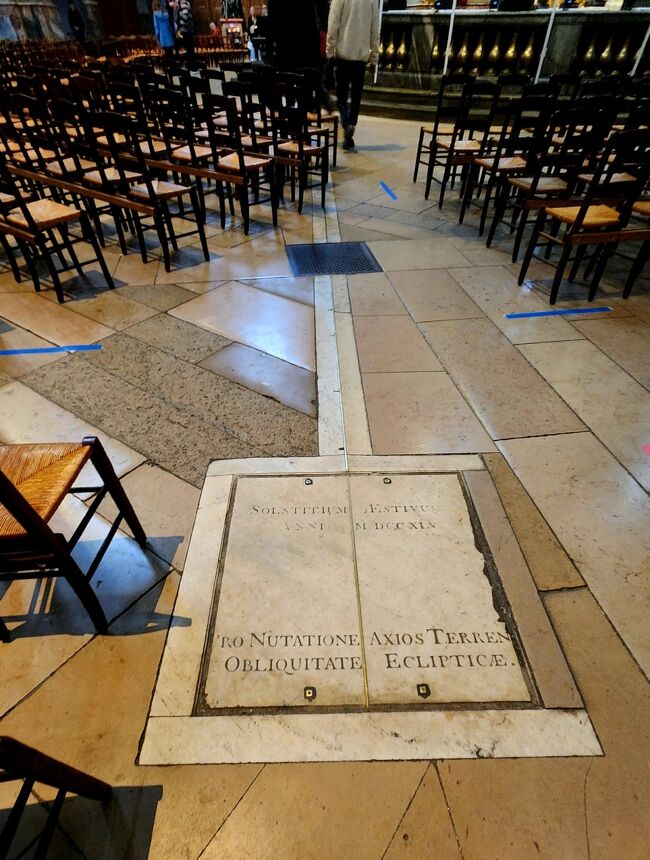 辛うじてイスに隠れていませんでした。