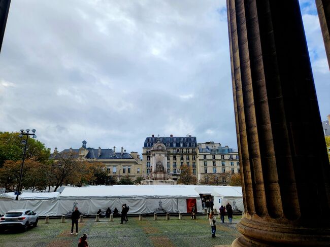 目の前のサン・シュルピス広場にある噴水はマーケットのテントに囲まれていました。