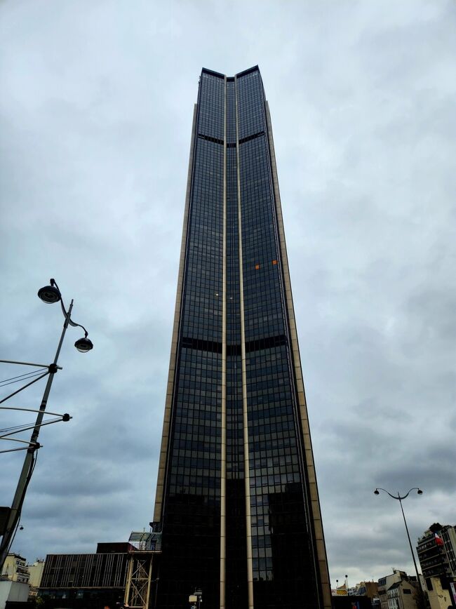 17:21　本当に大きなターミナル駅です。どの出口が一番近いか警備の方にGoogle翻訳で尋ねたら、その方も分からなくて仲間を呼んで教えてくれました。あまりにも高過ぎて目の前にあるのがお互いに分からなかったのです。(笑)
