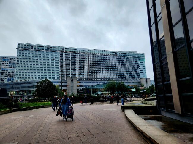 『モンパルナス・ビヤンヴニュ駅』をパチリ！『モンパルナスタワー』の入口が真逆になっていました。空港同様のセキュリティ検査設置のためでしょうか？グルリと180°タワーの周りを歩きました。