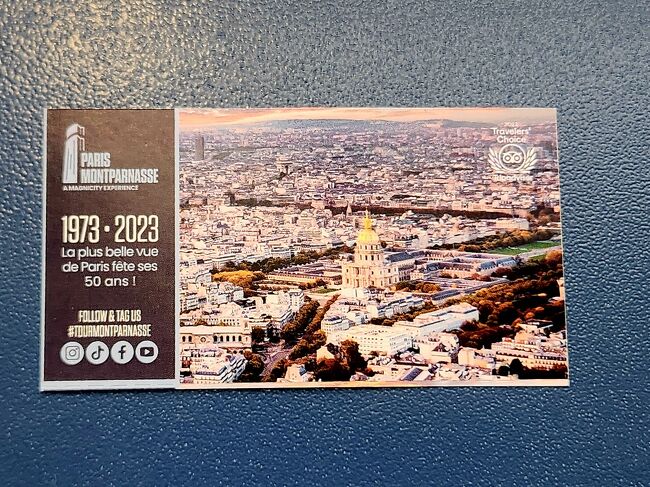 チケットは56階で購入します。23€(3,738円)です。因みにエッフェル塔は35.3€（5,851円）です。室内パノラマフロアの上に更に59階屋上テラスがあります。タワー内に入ると小雨が降って来ました。天気もそうですが階段でしか上れないので、もちろんパスしました。(笑)