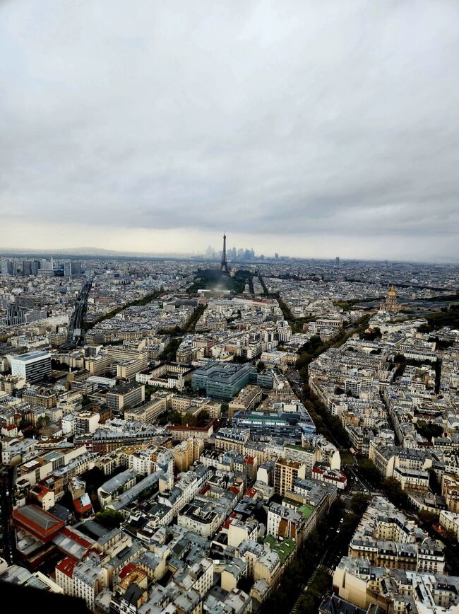 ほぼ正面に『エッフェル塔』が見えます。『エッフェル塔』の上で喪失感を感じて以来『モンパルナスタワー』からパリの街並みを眺めるようになりました。並ばないのもポイントです。