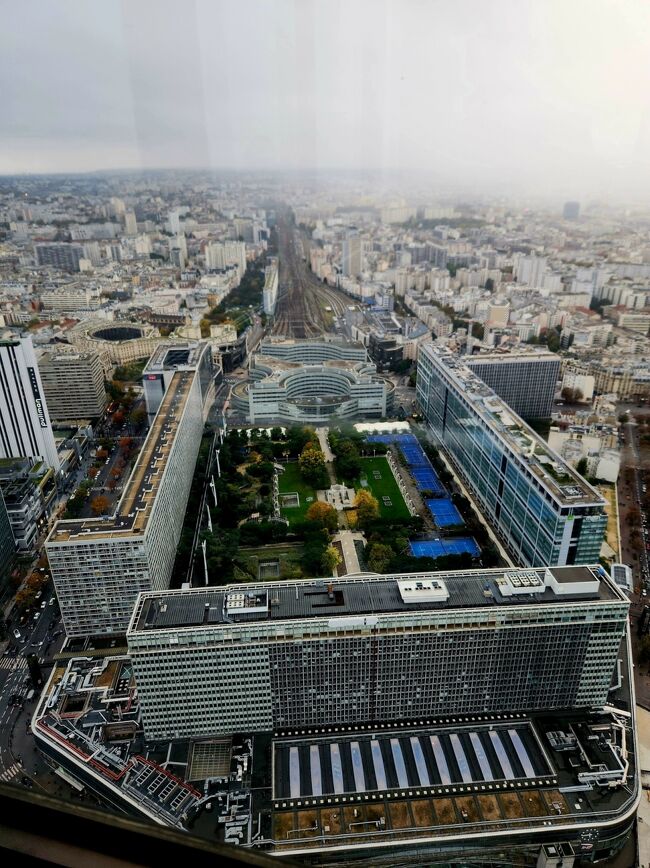 17:45　『モンパルナス駅』と『アトランティック公園』です。駅の大きさが分かります。この後、休憩スペースでパリの歴史？みたいな映像を見ながら一息つきました。