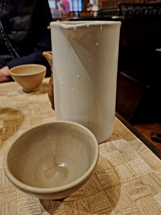 18:23　早速小さなボウルカップと冷え冷えのカラフェが運ばれて来ました。友人は一瞬〈シードル〉？と驚いた様子ですがサービスの〈水〉です。