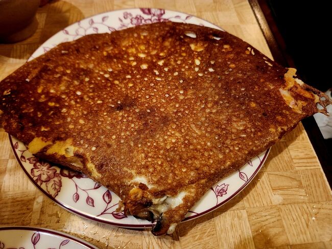 18:25　イチオシの〈特製ガレットジョスラン〉13.9€(2,259円)が来ました。