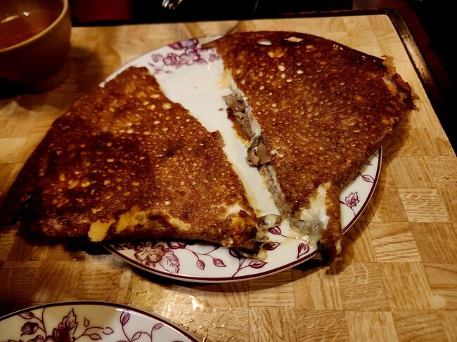 〈特製ガレットジョスラン〉はタマゴ・ハム・キノコ・チーズが入っています。